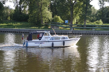 Brekken 750 Noleggio cabinati a motore senza patente sulle riviere e canali di Francia