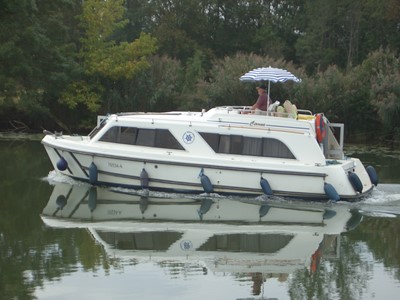 Cirrus A turismo paseos Francia vacaciones barco lancha a motor chalana gamarra