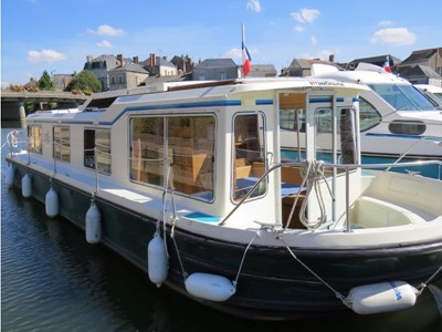 Eau Claire 1130 AN rental of licence-free barges on rivers and canals of France