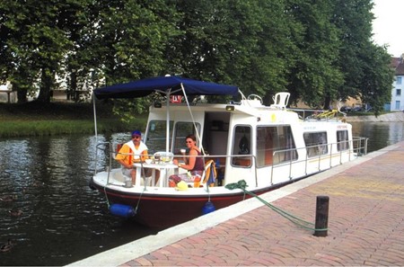 Espade concept Fly SP rental of licence-free barges on rivers and canals of France