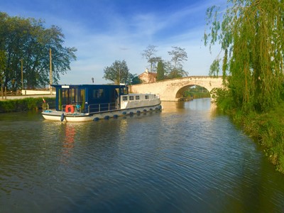 La Péniche F S  Noleggio cabinati a motore senza patente sulle riviere e canali di Francia