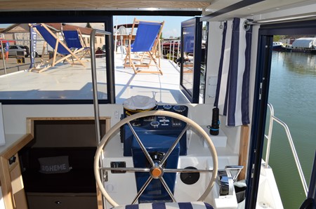 La Péniche P turismo paseos Francia vacaciones barco lancha a motor chalana gamarra