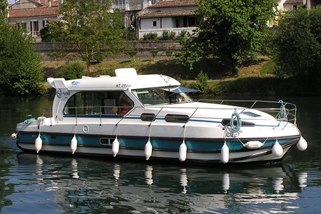 Nicols 1150 rental of licence-free barges on rivers and canals of France