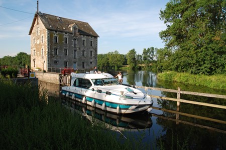 Nicols 1170 turismo paseos Francia vacaciones barco lancha a motor chalana gamarra