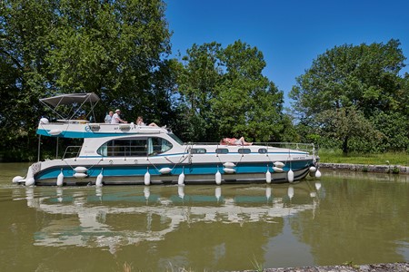 Nicols Octo Fly 12 rental of licence-free barges on rivers and canals of France