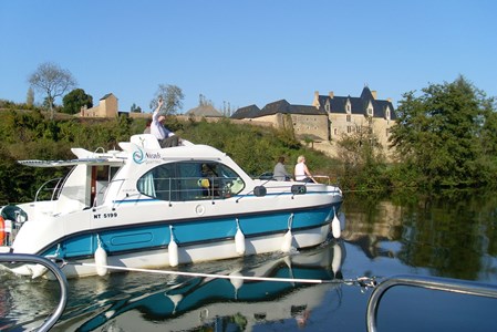 Nicols Quattro turismo paseos Francia vacaciones barco lancha a motor chalana gamarra
