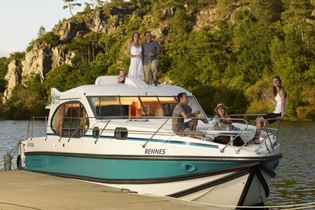Nicols Quattro S turismo paseos Francia vacaciones barco lancha a motor chalana gamarra