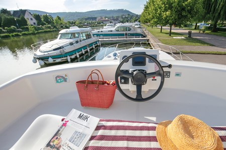 Nicols Sixto Green turismo paseos Francia vacaciones barco lancha a motor chalana gamarra