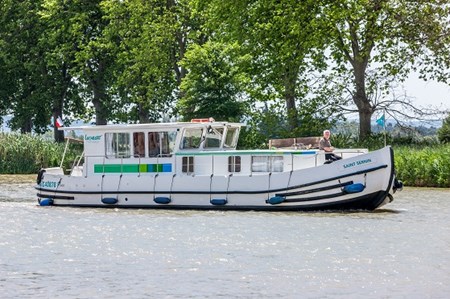 Pénichette 1260 R rental of licence-free barges on rivers and canals of France