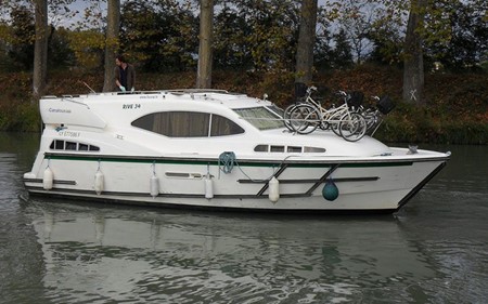 Rive 34 turismo paseos Francia vacaciones barco lancha a motor chalana gamarra