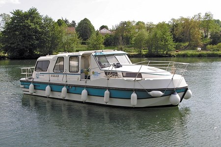 Riviera 920 F rental of licence-free barges on rivers and canals of France