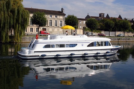 Salsa A turismo paseos Francia vacaciones barco lancha a motor chalana gamarra