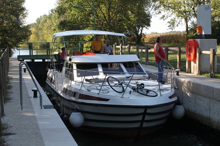 Tarpon 42 SP Noleggio cabinati a motore senza patente sulle riviere e canali di Francia