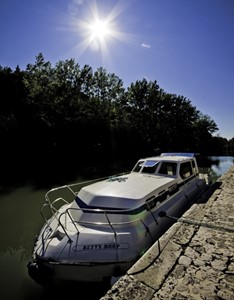 Triton 1050 Noleggio cabinati a motore senza patente sulle riviere e canali di Francia