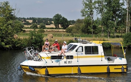 Triton 860 Noleggio cabinati a motore senza patente sulle riviere e canali di Francia