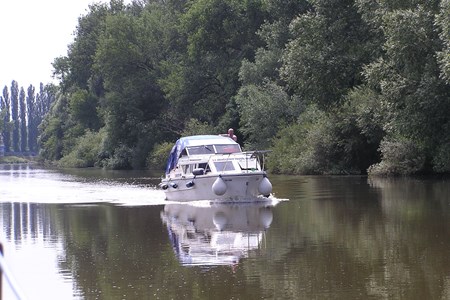Viking 800 turismo paseos Francia vacaciones barco lancha a motor chalana gamarra