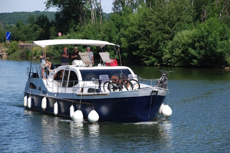 Un exemple de bateau confortable pour 8 personnes : l'America 50 excellence, disponible en Bourgogne.