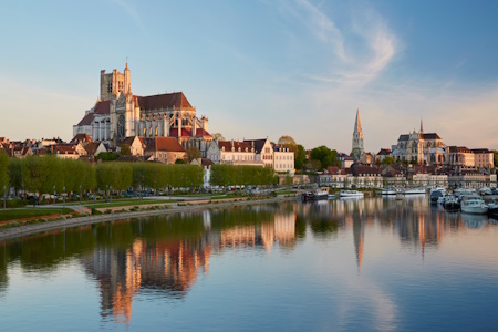 L'Abbaye Saint-Germain d'Auxerre visible depuis l'Yonne navigable en bateau sans permis.
