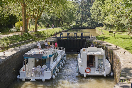 Deux bateaux dans une écluse sur le Canal du Midi.