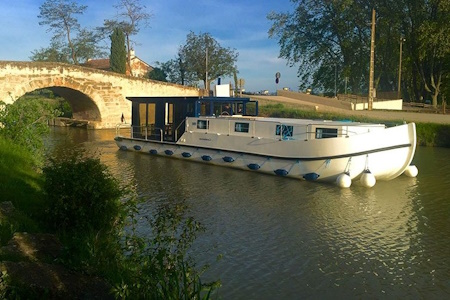 La Péniche F est le seul bateau 6 cabines du marché. Il est disponible sur le Canal du Midi, en Bourgogne et en Alsace - Lorraine.