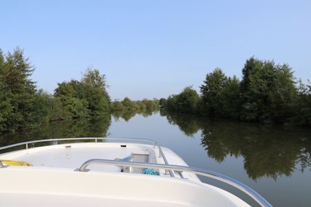 Vallée de la Saône - Navigation sur la rivière Saône. A bord de votre bateau habitable sans permis, profitez de cette rivière paisible.