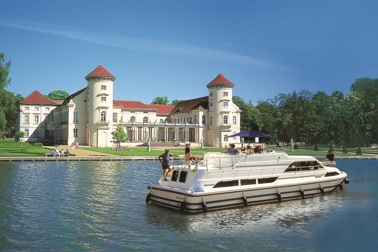 Germany - License free boat, Grand classique, Le boat, in navigation in front of the castle of Rheinsberg, Germany