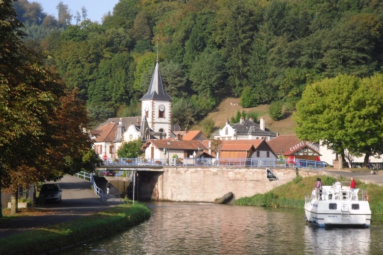 Alsace, Ardennes, Somme - France - Bateau Sheba de Le Boat, bateau sans permis en navigation dans la vallée de Lutzelbourg en Alsace