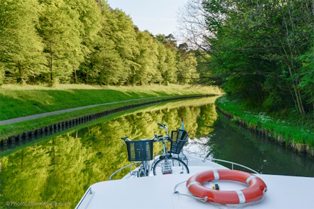 Canal de la Marne au Rhin. La beauté et la tranquillité du Canal.
