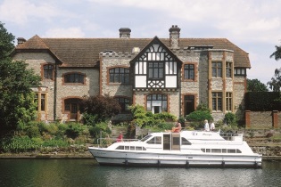 Inglaterra - Barco Classique, Le Boat, en un crucero por el río Támesis en Inglaterra
