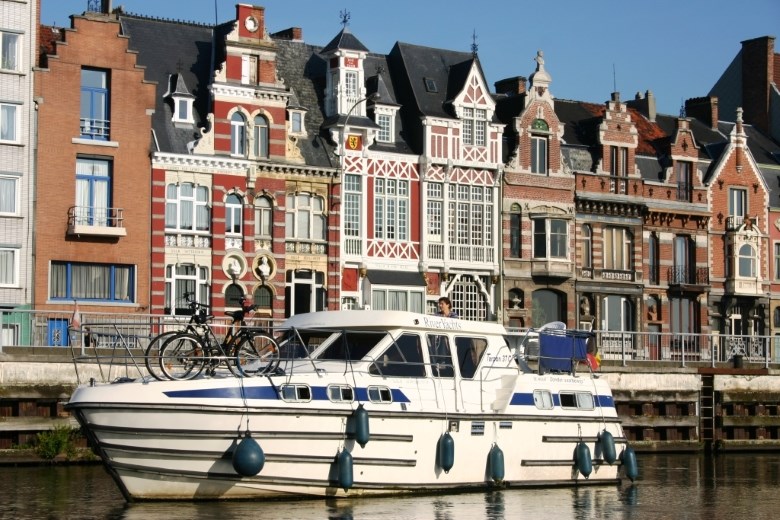 Belgien - Fahrendes Hausboot Tarpon 42 auf einem Kanal in Belgien