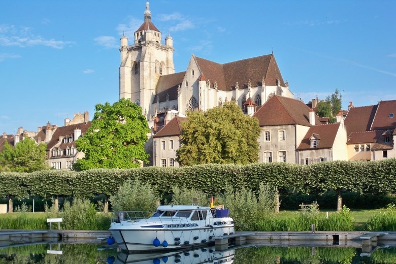 Burgund-Franche Comté - Frankreich - Vertäutes Tarpon 49 im Hafen von Dole auf dem Doubs oder dem Rhein-Rhône-Kanal. Bourgogne-Franche-Comté ist eine der beliebtesten Regionen für den Flusstourismus