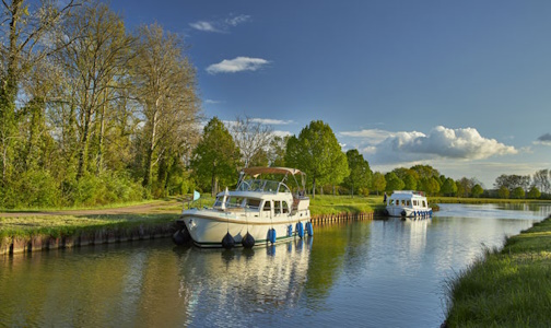 Bateaux sans permis amarrés au bord du Canal latéral à la Loire.