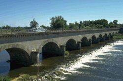 Canal puente de Digoin que cruza el Loira. Confluencia entre el Canal du Centre y el Canal Lateral al Loira, región de Borgoña-Franco Condado