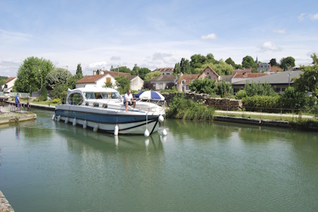 Le long du Canal de Bourgogne la navigation est rythmée par le franchissement des écluses.