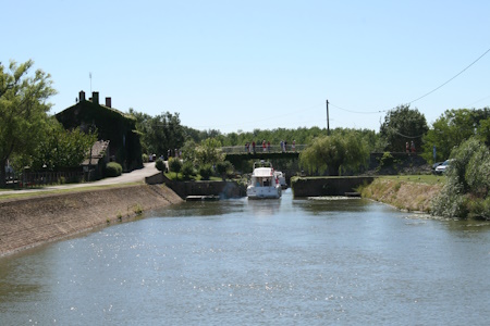 Bateaux dans l'écluse de la Truchère, à la jonction entre la Saône et la Seille.
