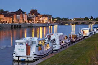 Valle del Saona - Francia - El Saona de noche. Una vez amarrados, es fácil dejar su peniche para disfrutar de las ciudades y pueblos atravesados