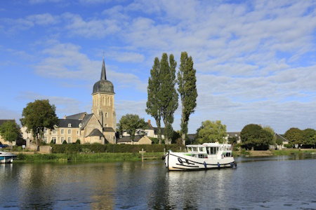 Anjou, Mayenne. La location d'un bateau sans permis permet de découvrir chaque jour un nouvel endroit, et de voir le paysage sous un angle différent.