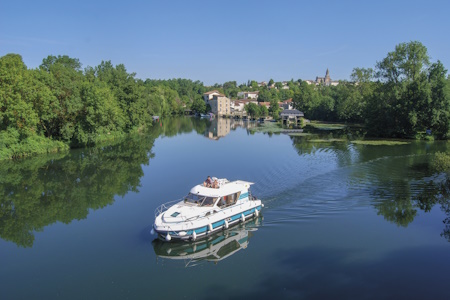 Anjou, la Mayenne. Cette rivière paisible est adaptée à la navigation sans permis.