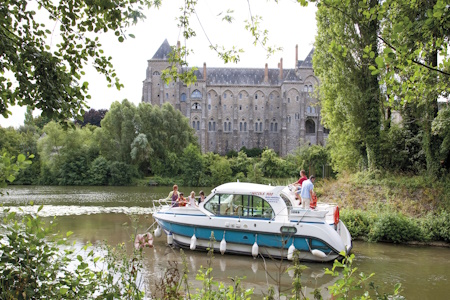 Anjou, Vallée de la Sarthe. L'abbaye de Solesmes, près de Sablé sur Sarthe. Un ponton vous permettra d'amarrer votre bateau de location au pied de l'abbaye. Quelques pas suffiront pour visiter ce site majestueux.