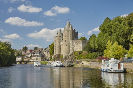 Le Canal de Nantes à Brest, le magnifique Château de Josselin domine le canal.