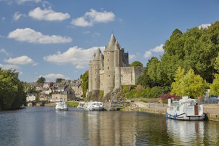 Bretaña - Francia - El Canal de Nantes a Brest, el magnífico Castillo de Josselin domina el canal