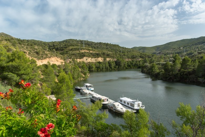 España - Barcos amarrados en el lago español Riba Roja d'Ebre