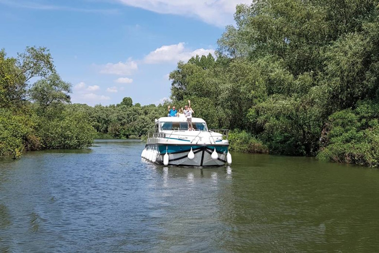 Hongrie - croisière à bord d'un bateau sans permis au pays du vin de Tokaj.