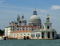 Basilica di Santa Maria della Salute ai margini del grande canale di Venezia in Italia