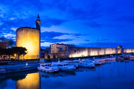 Canal du Rhône à Sète. Vue nocturne de la ville et du port d'Aigues-Mortes. Vous pourrez amarrer votre bateau habitable tout près de la ville. Idéal pour visiter !