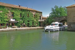 Canal du Midi - Francia - El Canal du Midi, los árboles y el camino de sirga que lo bordean a lo largo. Una vez que su barco sin licencia esté amarrado, podrá disfrutar de hermosos paseos