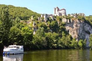 Lot - Francia - Vista de Saint Cirq Lapopie desde el río, a bordo de tu barco sin licencia tendrás un enfoque original de los lugares turísticos