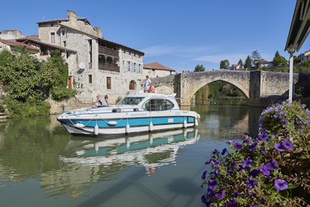 Aquitaine, canal latéral à la Garonne et Baïse, La ville de Nérac sur la Baïse.