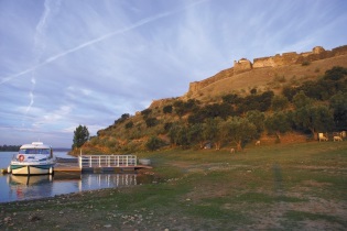 Portugal - El barco Nicols atracado al pie de la ciudad fortificada de Mourão