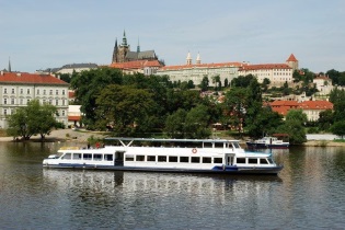 República checa - Barco de pasajeros navegando en el Moldava en Praga, capital de la República Checa